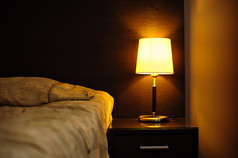 阅读台灯放在床旁边的卧室里，