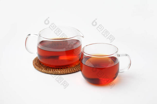 一杯茶和<strong>茶壶</strong>隔离在白色背景