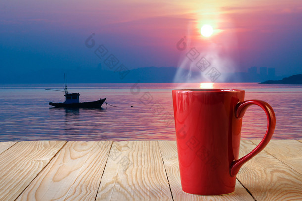 与太阳<strong>崛起</strong>背景上烟红色咖啡杯