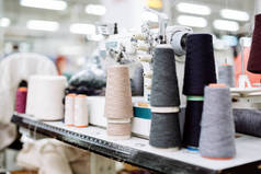 在纺织工业中使用的桌子上的羊毛和线程线轴