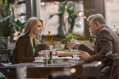 情侣晚餐在咖啡馆浪漫约会的侧面视图