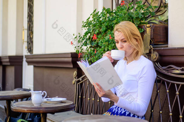 杯好咖啡和愉快<strong>的</strong>书最佳组合完美<strong>的</strong>周末。女孩每天早上在同一个地方喝咖啡。书休闲概念。妇女有饮料咖啡馆露台室外