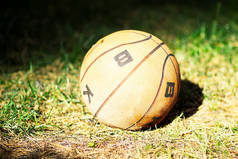 草坪上破旧的橙色圆形运动篮球运动
