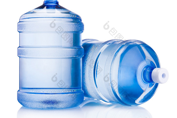 两大瓶水隔离在白色背景上