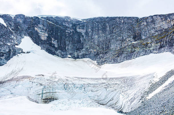 位于挪威约顿海门洛美的Galdhopiggen雪峰是挪威和斯堪的纳维亚半岛最大、最高的高山，海拔2469米.