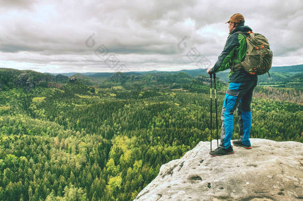 游客背着背包徒步徒步。在山里徒步旅行