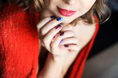 一个年轻的卷发女孩与黑暗红红的嘴唇和指甲的肖像