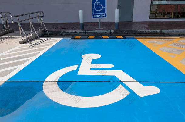 关于残疾人标志的交通标志，漆成深蓝色。 残疾人士泊车位 .