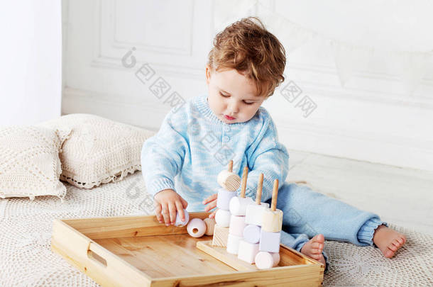 在他的房间里玩木制玩具<strong>分拣</strong>机的孩子