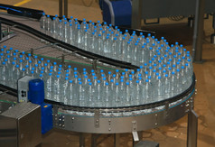 输送机和水瓶装水的塑料瓶机 ind