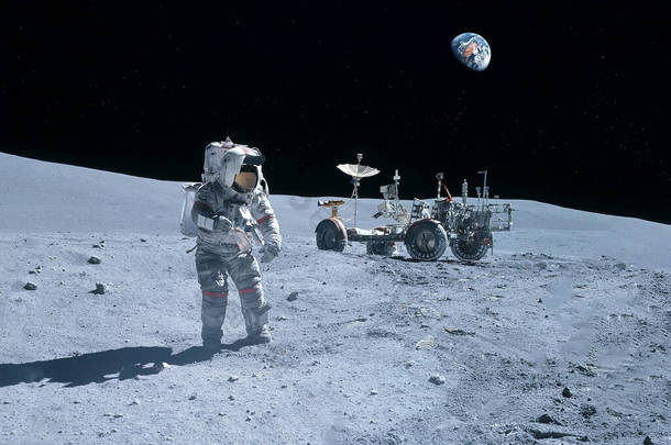 <strong>月球</strong>附近的宇航员在<strong>月球</strong>上漫游.土地在地平线上。这张照片的内容是由NASA提供的.