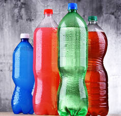 各种颜色的各种碳酸饮料的塑料瓶