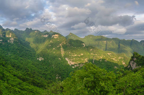 中国武当山迷人的夏景