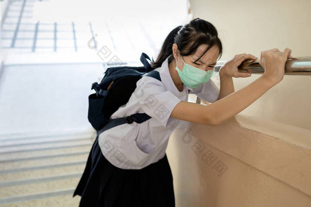 身穿保护面罩校服的学生，疲惫的小<strong>女孩</strong>呼吸困难，生病，在学校重新<strong>开学</strong>时感染了科维德19型疾病，返回学校