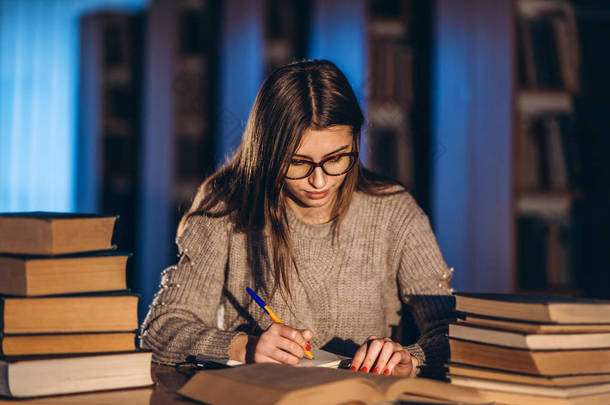 戴眼镜的年轻学生在准<strong>备考</strong>试.女孩在前夜