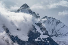 奥地利Grossglockner阿尔卑斯山路上的白云峰顶