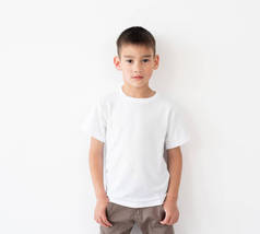 可爱的小男孩穿着空白的T恤