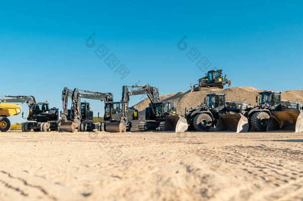 采石场的挖掘机、挖掘机和其他重型机械
