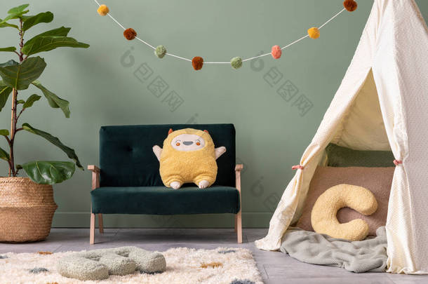 创意构图新颖时尚舒适的儿童房室内设计与绿墙，毛绒玩具，小屋，家具和配件。面板地板与明亮的地毯。模板