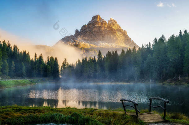 意大利东多罗密地区安托尔诺湖壮丽的<strong>风景</strong>，背景是著名的多罗密山脉的拉瓦雷多山峰。美丽的自然<strong>风景</strong>和<strong>风景</strong>旅游胜地.