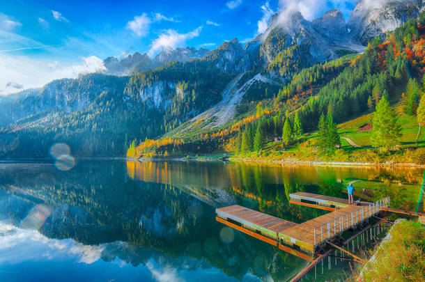 风景秀丽的山水风光与 Dachstein 山山顶由岣梢湖山湖在秋天萨尔茨卡梅谷区域上部奥地利奥地利