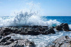 波浪拍打在岩石上。lloret de mar. 西班牙