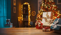 家中桌上摆放着精美的圣诞礼物，树上点缀着灯光，还有节日和节日的概念