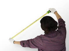 男人用胶带测量