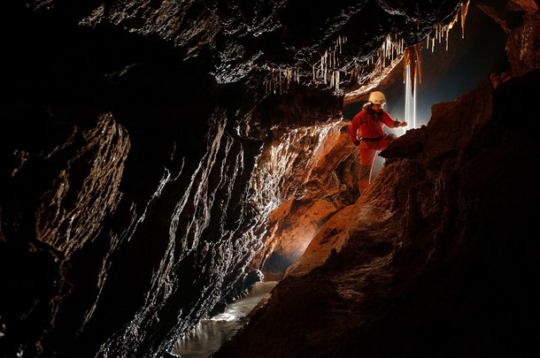 洞穴探险，探索地下的地洞