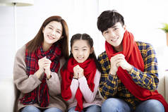 幸福的亚洲家庭用祝贺手势为中国新y