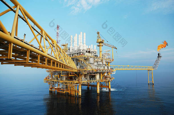 海上石油和<strong>天然</strong>气生产建设平台。石油和<strong>天然</strong>气工业及勤劳工作。从控制室用人工和自动功能实现生产平台和操作过程.
