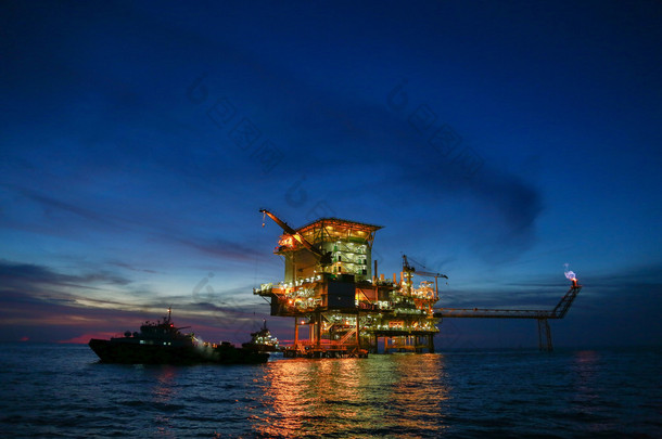 海上<strong>施工平台</strong>生产石油和天然气、 石油和天然气工业和辛勤工作，通过手动和自动功能、 石油钻机行业及操作的生产<strong>平台</strong>和操作过程.