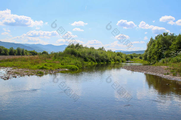 在<strong>晴朗</strong>的日子里, 河上有河流。乌克兰的喀尔巴阡山山脉.