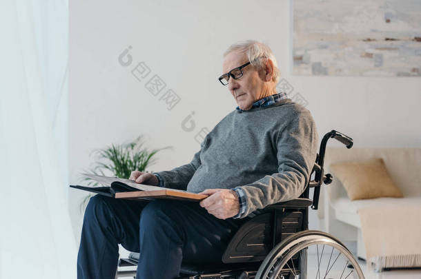 坐轮椅的老人看旧相册