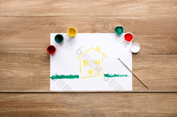 男孩画刷一个舒适的小屋