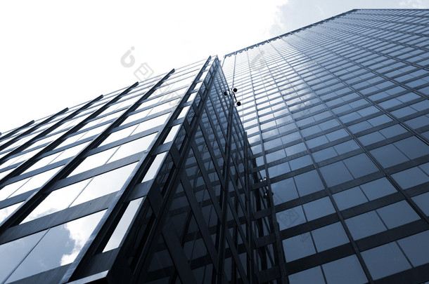 现代<strong>办公大楼</strong>玻璃幕墙与白色的天空