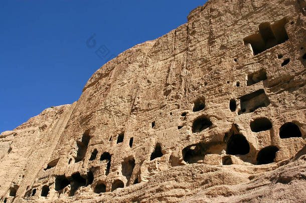 阿富汗巴米扬（巴米扬）附近悬崖上的洞穴。当地的阿富汗人仍然生活在山洞里。洞穴位于巴米扬（巴米扬）佛像曾经矗立过的悬崖上。阿富汗教科文组织网址.