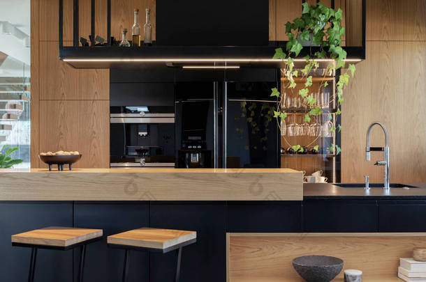 简约的现代木制面板厨房内部与人类工程学的生物和谐厨房和厨房岛。几何形状和形状。细节。模板.