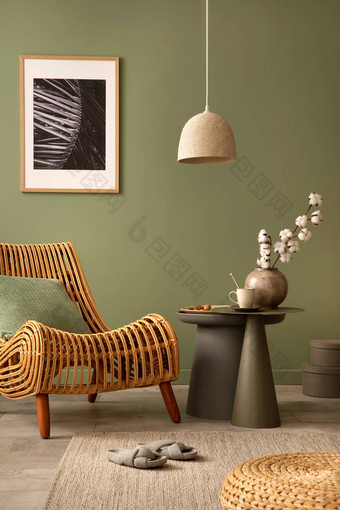 风格新颖的客厅室内设计，配有藤椅、模拟弹弓架、侧桌及创意配件。Sage green wall.模板。复制空间图片