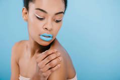 诱人的非洲裔美国妇女与创造性的化妆和蓝色的嘴唇蓝色