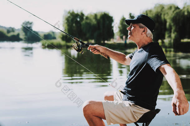 <strong>夏天</strong>在河上钓鱼的老人。放松的<strong>户外</strong>。坐在爷爷那里湖边的人。手里拿着钓鱼竿。<strong>夏天</strong>的运动。船长的老人。周末在河上。老年渔民.
