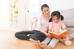 女人陪孩子读故事书