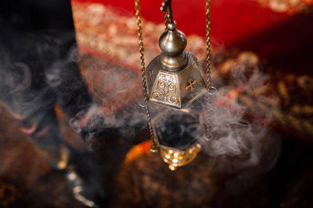 一个牧师的<strong>香炉</strong>挂在东正教教堂的一面旧墙上。里面有烧煤的铜香.为东正教的概念服务。敬拜