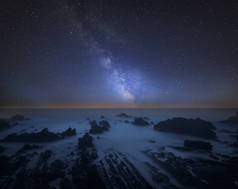 令人惊叹的充满活力的银河复合图像在长曝光海景的景观