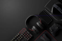 游戏玩家工作空间和装备的顶部视图，如鼠标、键盘、操纵杆、耳机、 VR耳机等，背景为黑色。3D实时流媒体概念配件渲染