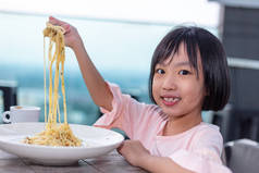 亚洲小中国女孩吃意大利细面条