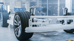 在高科技工业机械设计实验室立于道的正宗电动车平台底盘原型概念。混合动力车架包括轮胎、悬架、发动机和电池.