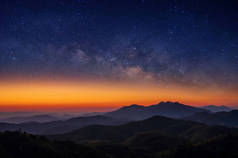 银河越过高山景观, 拿恩海滨长 Suek 山, Pilok 北碧府.