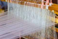 织造设备家用织造. 泰国用于丝绸织造或纺织品生产的自制丝绸织机的细节
