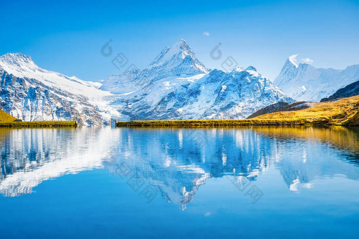 高山和湖面上的倒影。高山山谷与湖泊。夏天在高原上的风景。高解像度照片